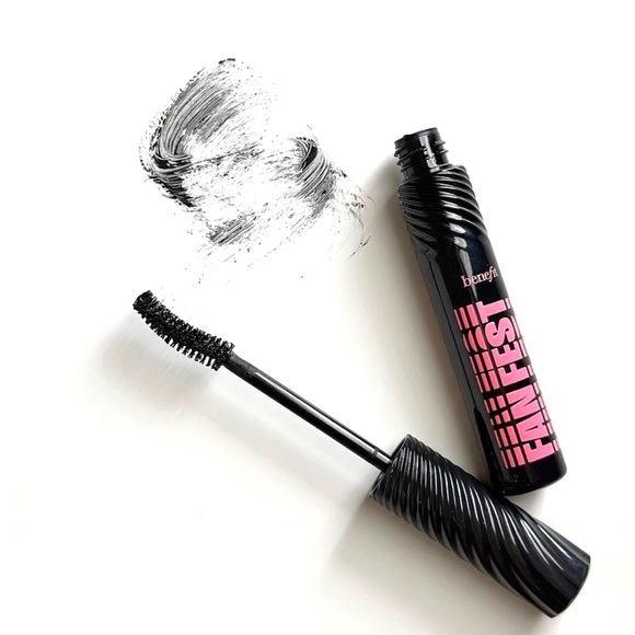 NEW✅Benefit Fan Fest - Picture 1 of 5